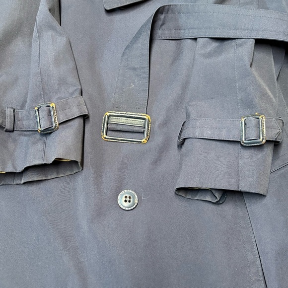 Entienne Aigner trench coat. - Picture 12 of 14